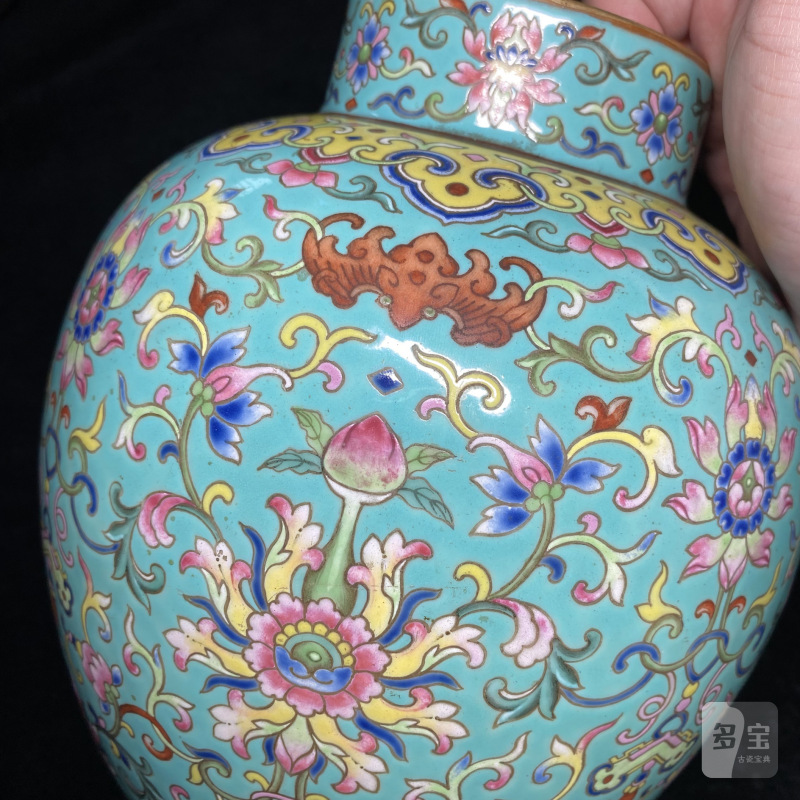 清嘉庆 松石绿地粉彩缠枝花卉纹罐 - 图5